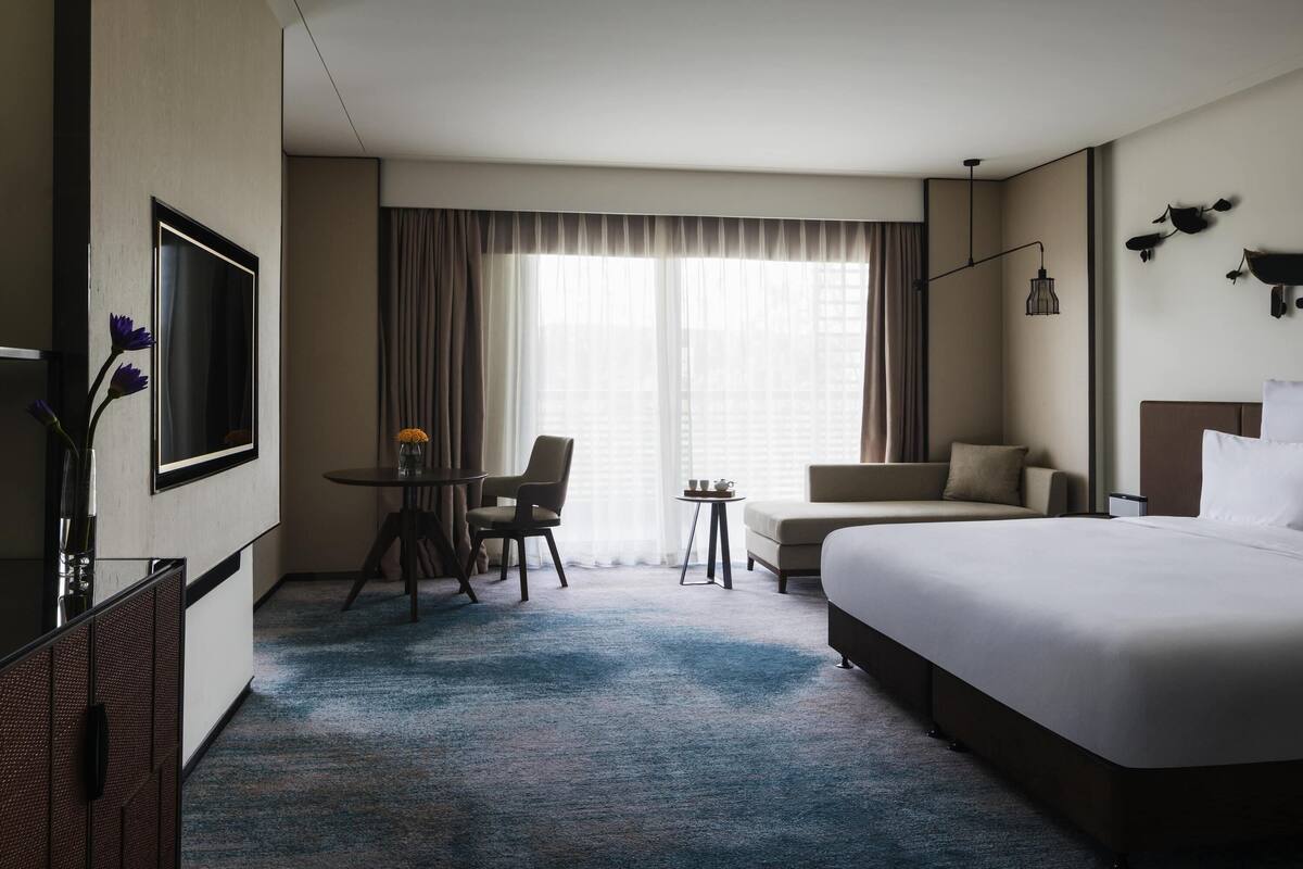 Deluxe Room, 1 King Bed | Minibar, in-room safe, desk, iron/ironing board