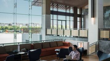 4 bars/lounges, café