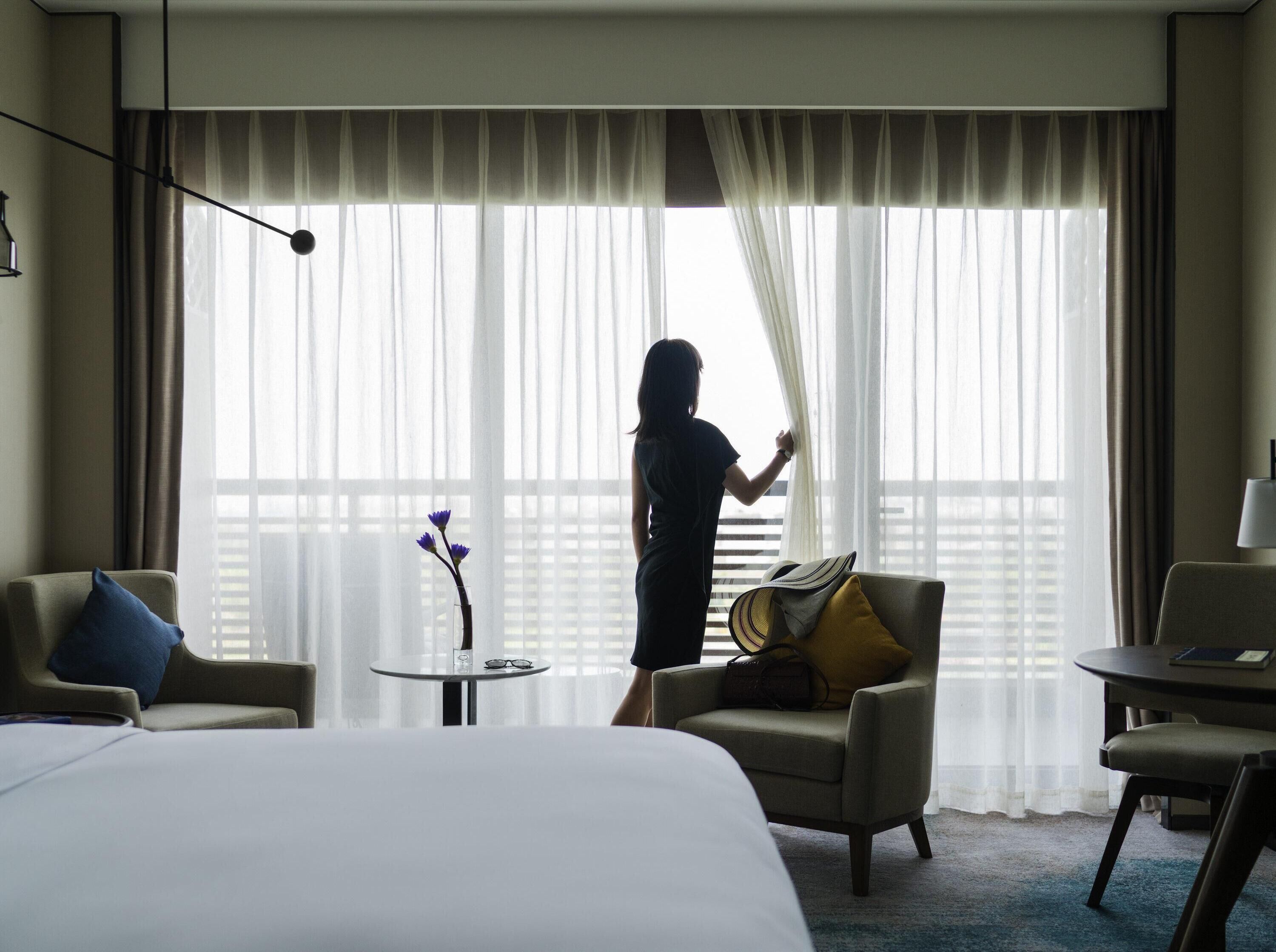 Minibar, coffres-forts dans les chambres, bureau