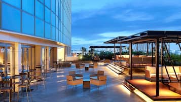 2 Bars/Lounges
