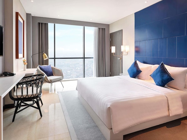 Suite Eksekutif, 1 Tempat Tidur King | Minibar, meja kerja, ruang kerja ramah laptop, dan kedap suara