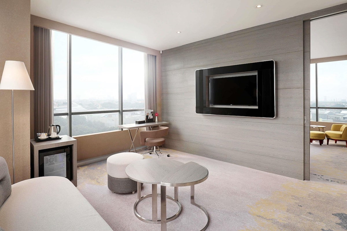 Suite Superior, 1 Tempat Tidur King | Minibar, meja kerja, ruang kerja ramah laptop, dan kedap suara
