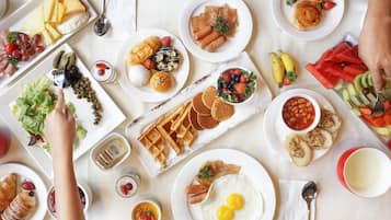 Dagelijks ontbijtbuffet (IDR 145200 per persoon)