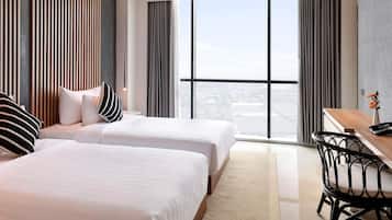 Minibar, escritorio y espacio para trabajar con laptop