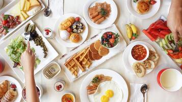 Tägliches Frühstücksbuffet (145200 IDR pro Person)