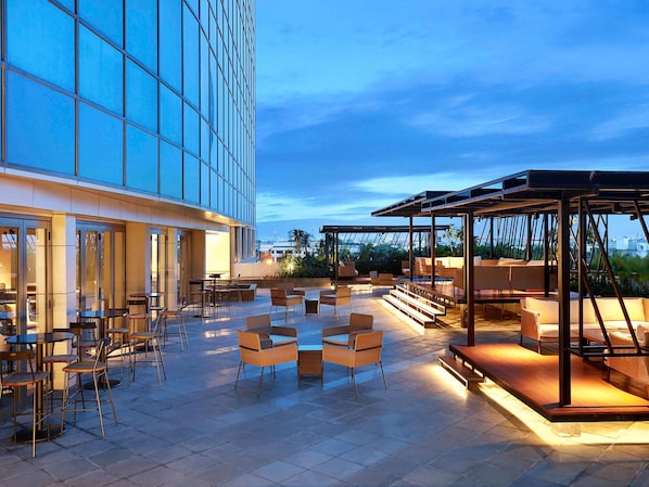 2 bars/lounges - Novotel Samator Surabaya Timur (Surabaya)