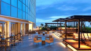 2 bars/lounges