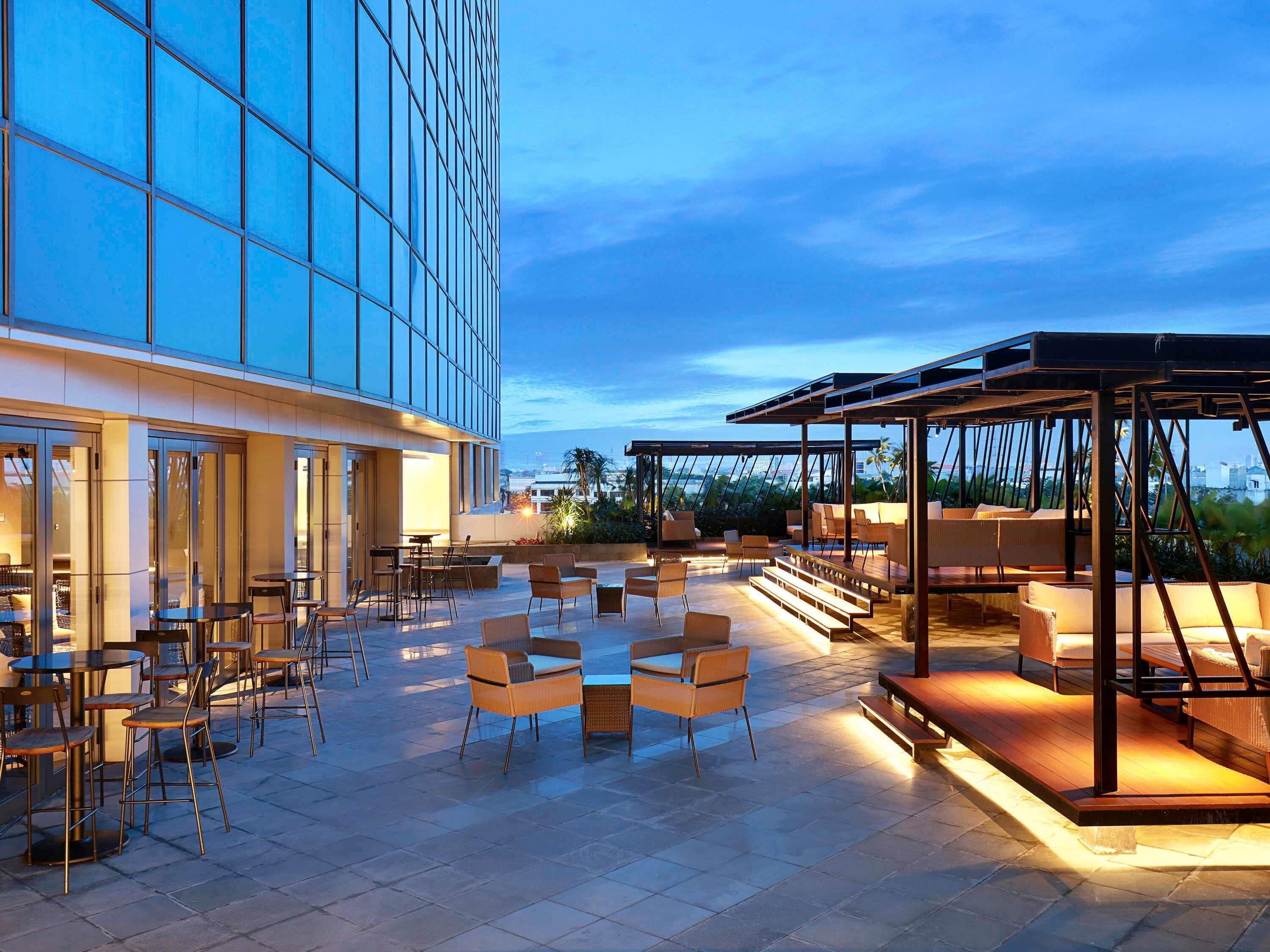 2 Bars/Lounges