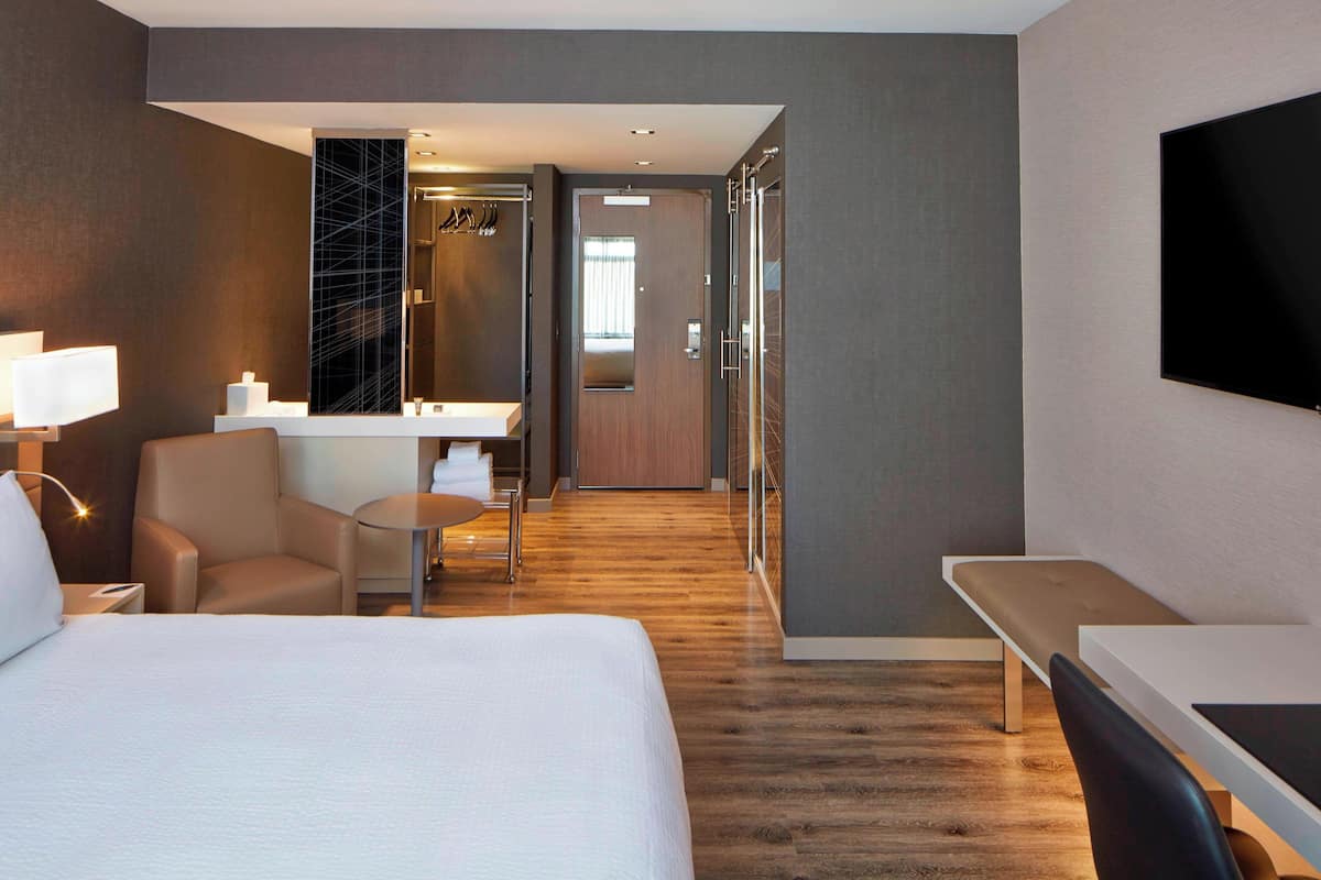 Room, 1 King Bed, Non Smoking | Premium bedding, pillowtop beds, in-room safe, desk