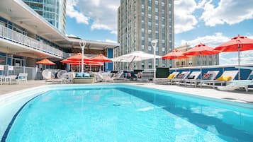 Una piscina al aire libre, tumbonas