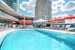 Una piscina al aire libre, sillones reclinables de piscina