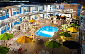 Una piscina al aire libre, tumbonas
