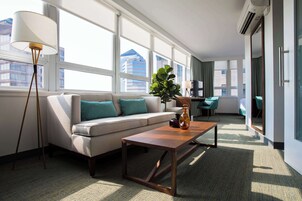 Caja de seguridad en la habitación y escritorio 