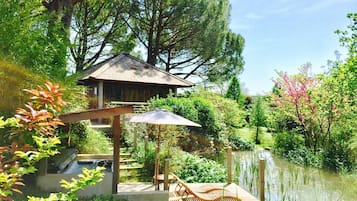 Cabane Lune de Miel, 1 trÚs grand lit, bain à remous, vue jardin | Literie de qualité supérieure, matelas mémoire de forme