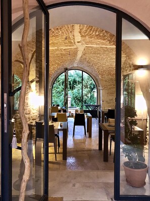 Courtyard - Mas de l'Espérance - Chambres d'hôtes (Saint-Gilles)