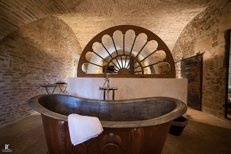 Family Suite, 2 Bedrooms, Connecting Rooms | Bathroom | Free toiletries, hair dryer, slippers, towels. Mas de l'Espérance - Chambres d'hôtes