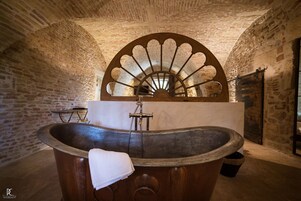 Family Suite, 2 Bedrooms, Connecting Rooms | Bathroom | Free toiletries, hair dryer, slippers, towels