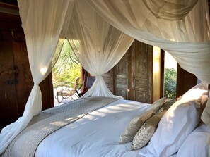 Cabane Lune de Miel, 1 très grand lit, bain à remous, vue jardin | Literie de qualité supérieure, matelas mémoire de forme