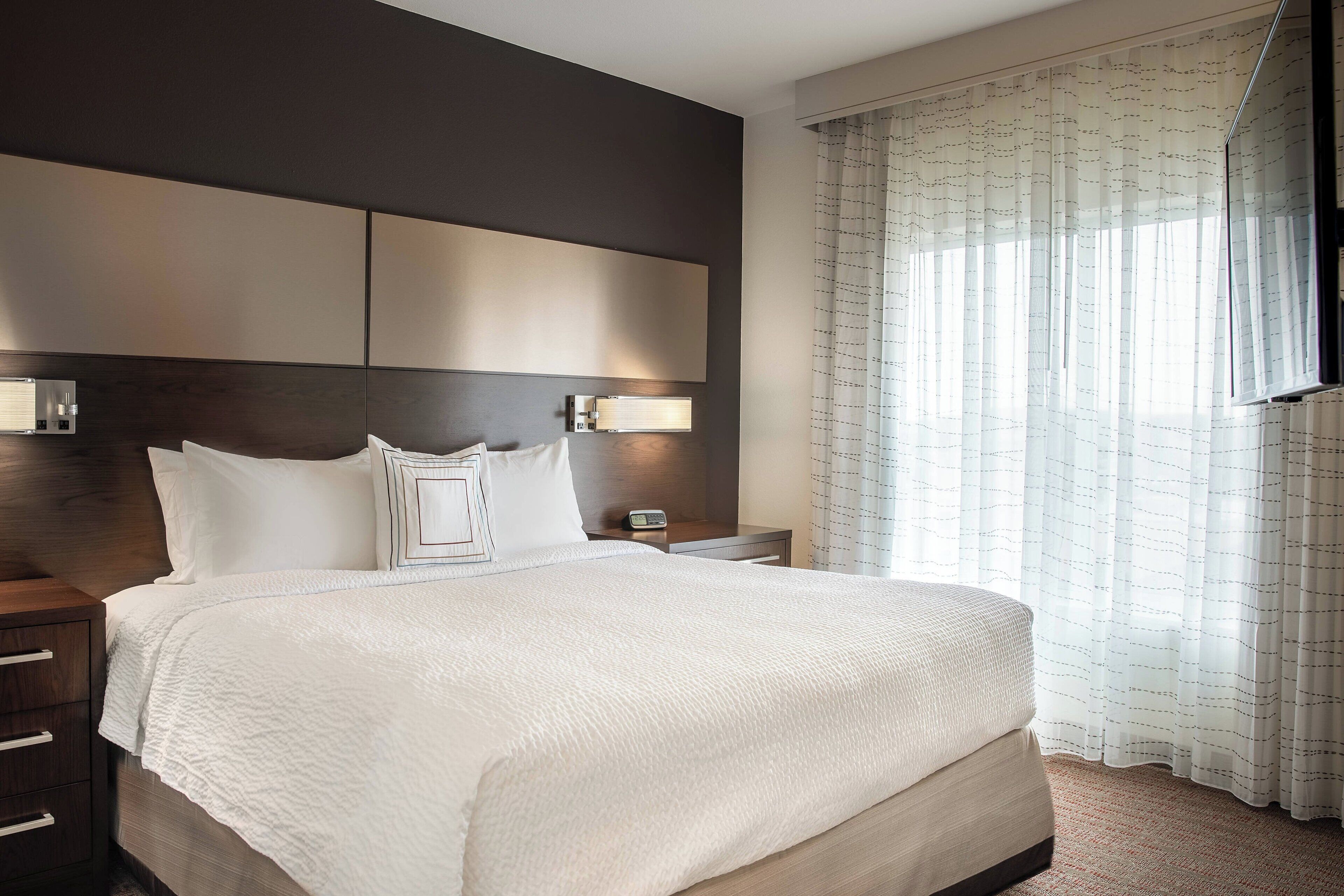 Escritorio, cortinas blackout y tabla de planchar con plancha 