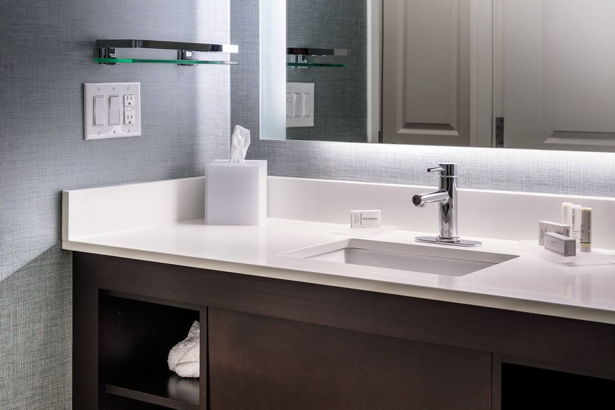 Combined shower/bathtub, free toiletries, hair dryer, towels