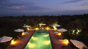 Outdoor pool, an infinity pool