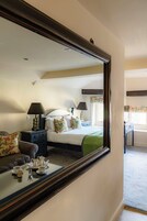 Suite junior | Tabla de planchar con plancha, wifi gratis, decoración individual