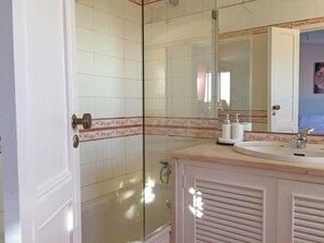 Doppelzimmer | Badezimmer | Kostenlose Toilettenartikel, Haartrockner, Bidet, Handtücher