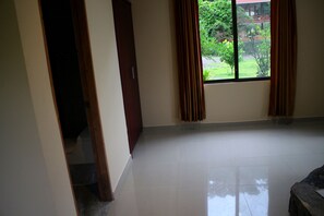 Deluxe Suite, 1 Bedroom, Pool View | Living room