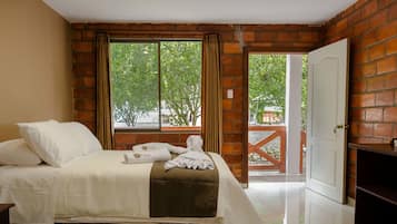 Habitación doble clásica, 1 habitación, para no fumadores, vista a la colina | Caja de seguridad en la habitación y insonorización