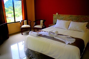 Suite Deluxe, 1 habitación, vistas a la piscina | Caja fuerte, sistema de insonorización, tabla de planchar con plancha