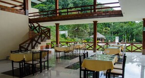 Breakfast served, local and international cuisine - Santval (Cumanda)