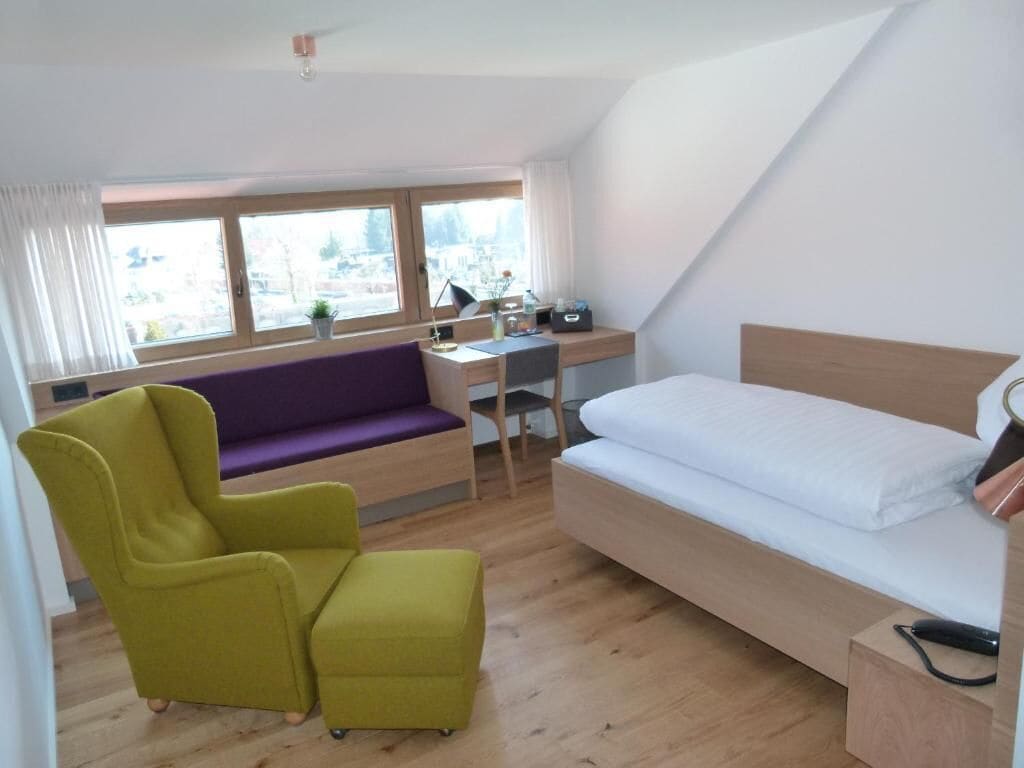 Deluxe kamer | Hypoallergeen beddengoed, een bureau, verduisterende gordijnen