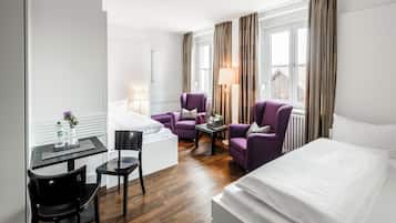 Hypo-allergenic bedding, desk, blackout drapes, free WiFi