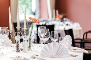 2 restaurants; breakfast, lunch, and dinner served - KurOase im Kloster (Bad Woerishofen)