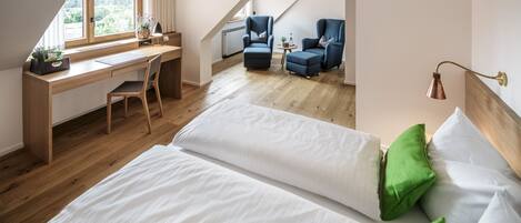 Comfort tweepersoonskamer | Hypoallergeen beddengoed, een bureau, verduisterende gordijnen