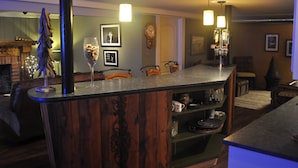 Lounge - The Rebecca Rolfe House (Halifax)