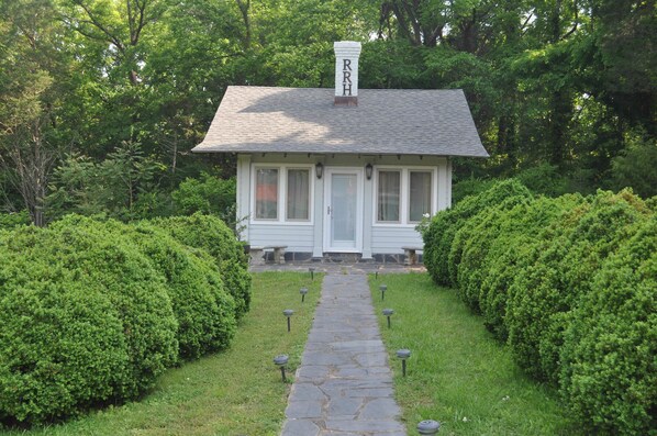 Cottage, Private Bathroom (Cottage) | Desk, iron/ironing board, free WiFi