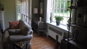 Executive lounge - The Rebecca Rolfe House (Halifax)