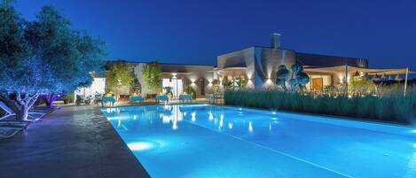 Outdoor pool, pool umbrellas, sun loungers