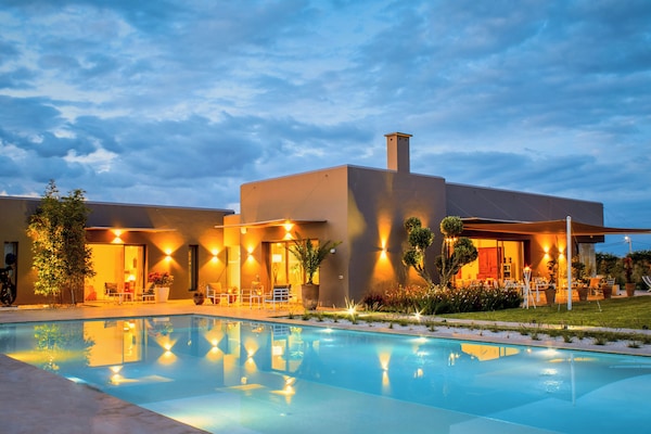 Ulkouima-allas, aurinkovarjoja, aurinkotuoleja