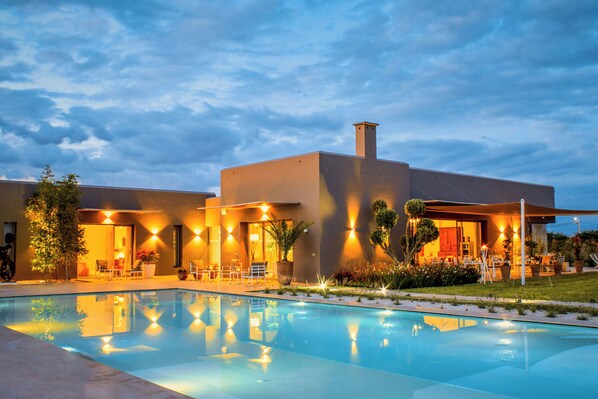 室外游泳池，池畔遮阳伞，日光浴躺椅