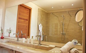 Deluxe Room | Bathroom | Shower, free toiletries, hair dryer, towels - Villa Jardins d'Isa (Marrakech)