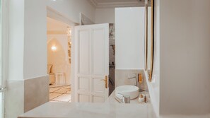 Junior Suite | Bathroom | Shower, rainfall showerhead, free toiletries, hair dryer