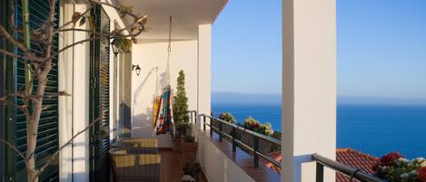 Căn hộ có tầm nhìn toàn cảnh, 2 phòng ngủ, ban công, quang cảnh biển | Hiên