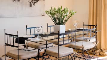 Panoramic Apartment, 2 Bedrooms, Balcony, Sea View | In-room dining