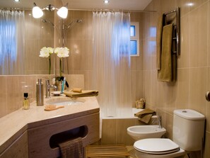 Panoramic Apartment, 2 Bedrooms, Balcony, Sea View | Bathroom | Combined shower/bathtub, deep-soaking bathtub, designer toiletries - Murteiras Apartment (Funchal)