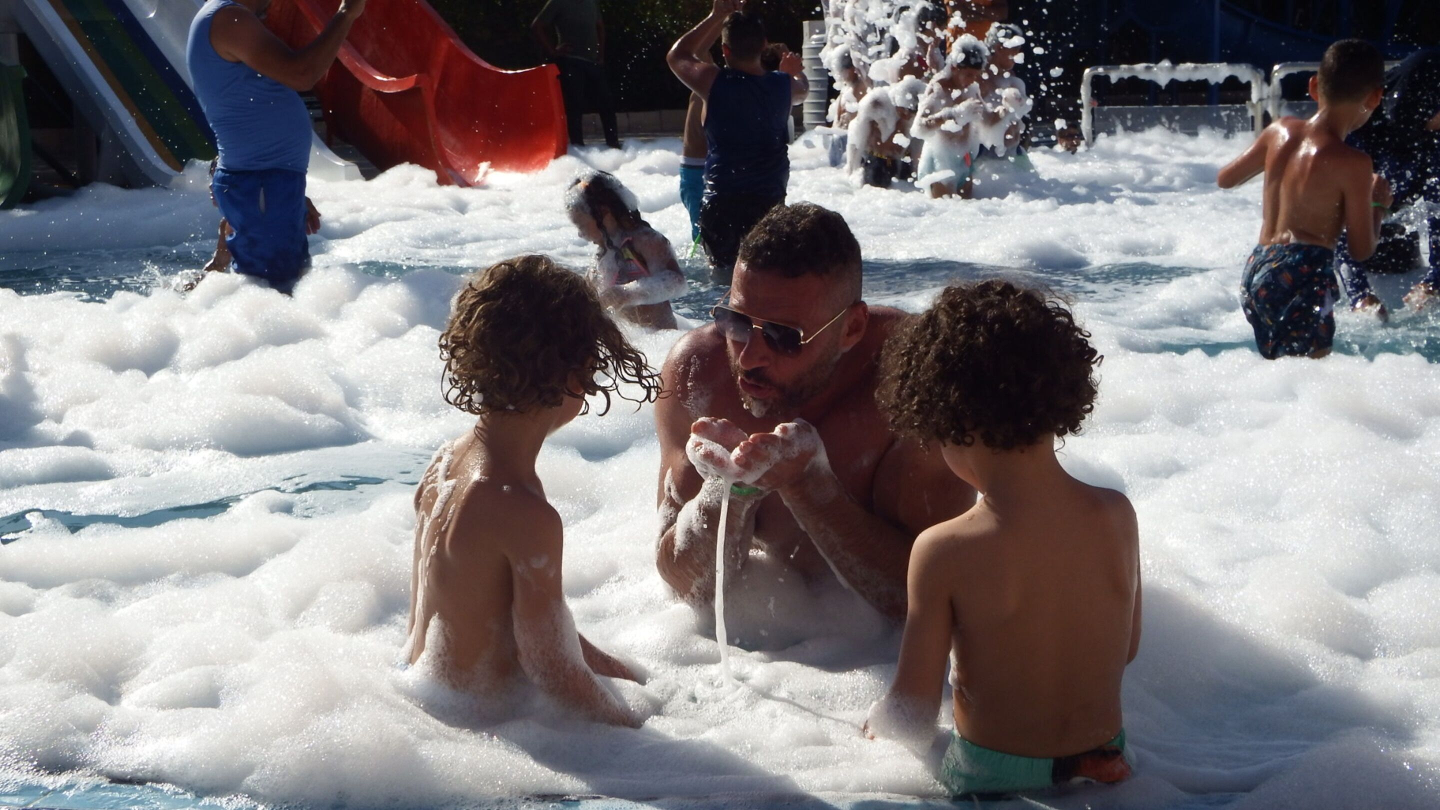 2 piscines extérieures, parasols de plage, chaises longues