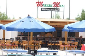 2 bars/lounges, poolside bar