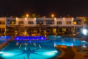 2 buitenzwembaden, parasols voor strand/zwembad