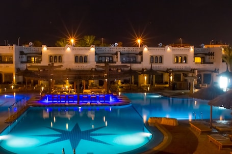 2 outdoor pools, pool umbrellas, sun loungers. Tivoli Hotel Aqua Park